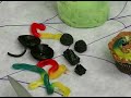 Halloween Decorations&Treats for Parties : How to Decorate Halloween Cupcakes