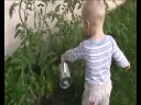 Tom arrose les tomates cerises