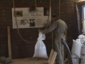Mout malen op de Houthuizermolen in Lottum