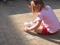 Britt schrijft haar eigen naam al Britt schrijft haar eigen naam al