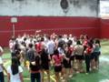 Momento em que todos jogam os balões para cima
