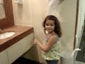 Enxugando a m�o no Banheiro Shopping