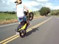 como empinar com o pé na pedaleira