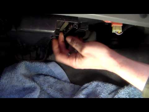 How to replace 2005-08 Suzuki Forenza/Reno cabin air filter