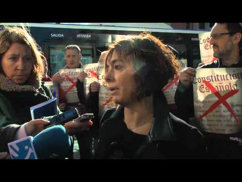 Premiazkoa da egungo marko konstituzional inposatzaile honekiko lotzen gaituzten kateak apurtzea Premiazkoa da egungo marko konstituzional inposatzaile honekiko lotzen gaituzten kateak apurtzea