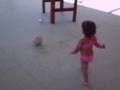 Letícia batendo uma bola