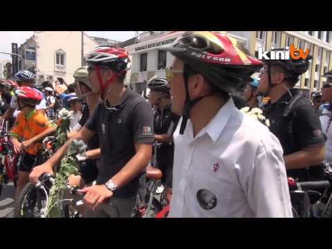 12:30 pm: Karpal Singh given a hero's send-off