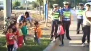 Shock khung la - Nhoi nhet 66 em be tren mot chiec xe oto 8 cho o Trung Quoc