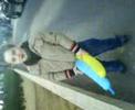 aaron con el globo cantando