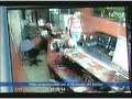 www.tvo-peru.com video shows the entry of both near 05:15 hours. Van der Sloot was wearing a white shirt when he asked his key at reception. Then he sees two young men in a hotel lobby and he opens the door to her room for her to enter.