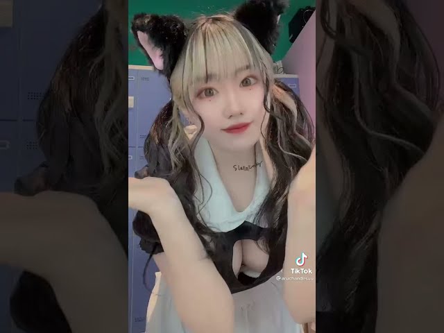 【TikTok】胸元全開コスプレ巨乳美女