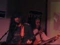 Alcoolémia ... e o regresso aos palcos nacionaisDepois de muitos anos à sombra, os Alcoolémia rompem o panorama da música nacional em grande estilo. O novo álbum, «Alcoolémia», classificado por muitos como o melhor trabalho realizado até hoje, já esgotou em alguns pontos de venda e promete continuar a conquistar fãs.Em fase promocional do novo álbum, os Alcoolémia não se fizeram estranhos ao palco e arrancaram na Fnac de Almada, no passado dia 19 de Janeiro, mais uma excelente prestação. Pouco passava das 21h30, quando os primeiros acordes da noite soaram no Fnac Café, espaço que se mostrou pequeno para o número de fãs e curiosos. Entre pequenos e graúdos, poucos foram aqueles que não puxaram pela banda da Margem Sul (Amora), que em noite inspirada provou que está pronta para enfrentar as luzes da ribalta. Jorge Miranda, vocalista da banda, diz que a promoção do álbum está a correr pelo melhor: «Fixe! O feedback tem sido impecável e a promoção está a correr bem e dentro da estratégia delineada», disse. O Show Case contou com a apresentação de seis temas originais, aos quais não faltaram «Há quanto tempo ando aqui», «Queria Roubar-te um beijo», «Fico à espera ... (quero ver o fim), «São Sempre os mesmos», «Música Nacional (vamos tirá-la da sombra)» e «Areia de pedras Salgadas». Afinados no timbre da boa disposição, o público não se fez rogado nas palmas e nos gritos de incentivo à banda, que volta assim a reconquistar terreno nos meandros da música portuguesa: «Nenhuma banda pára assim tanto tempo. Em alguns aspectos é óbvio que saímos um pouco prejudicados. A única coisa benéfica é o facto de podermos ressurgir, isto porque há pessoas que não nos conhecem, nomeadamente o público jovem», explica Jorge Miranda, questionado sobre a longa paragem a que o grupo esteve sujeito. E não fossem as regras acordadas previamente com a Fnac Almada, provavelmente a noite teria acabado mais tarde. Apesar disso e a pedido do público, os Alcoolémia despediram-se em grande com o cover «Chiclete», dos Táxi, um dos temas integrantes do novo álbum. Para o fim ficou reservado o tema «Não sei se mereço», que pela nostalgia fez recordar outros tempos. Sobre o futuro, Jorge Miranda diz que os Alcoolémia estão de volta e prontos para a luta, embora cautelosos: «Este trabalho tem tudo para vingar. Diria que é um trabalho que pode vir a servir de trampolim para os próximos trabalhos e carreira da banda. Estamos melhor que nunca, temos uma equipa fantástica e temos pessoas boas a trabalhar connosco! Não deixámos de ser uma banda de rock, que canta em bom português e que pode criar coisas boas na música». Terminado o Show Case, nem tempo houve para arrumar guitarras. A sessão de autógrafos foi imediata e deveras concorrida, a julgar pelas largas dezenas de pessoas que não ficaram indiferentes à banda. Bruno MartinsEditado por Blitz