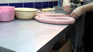 Видео: Набивка натуральной оболочки (свиной чревы).