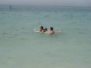 Dessa e Ariane surfando no grumari