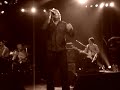 le chanteur belge arno, d�tenteur d'une victoire de la musique en 2005 pour le meilleur album pop rock (french bazaar) s'appr�te � sortir un cd live enregistr� � bruxelles en mars dernier et intitul� tr�s � propos live in brussels. en octobre para�tra aussi un dvd du m�me concert. en attendant, le musicien quelque peu d�jant� continue � donner des concerts. on l'attend d'ailleurs � beyrouth au liban en septembre et � moscou en russie au mois d'octobre.