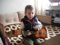 mali todor svira gitaru