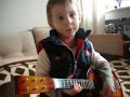 mali todor svira gitaru