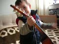 mali todor svira gitaru