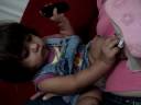 Ana Luisa usando o celular