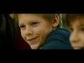 esteban et maxime, copains de classe, sont d'autant plus ins�parables qu'ils habitent le m�me palier, et que la maman d'esteban s'est toujours beaucoup occup�e de maxime, orphelin de p�re. le jour o� ce dernier apprend que la petite famille, d'origine espagnole, a d�cid� de repartir au pays, c'est le drame : maxime est pr�t � tout pour garder aupr�s de lui son ami de toujours...