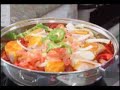 Ingredientes:1kg de peixe em postas (cação ou dourado);Sal;Suco de limão;200g de mexilhões;300g de lula;200g de marisco;400g de camarões médios;1 pimentão verde, em rodelas;1 pimenta malagueta, picada;2 cebolas médias cortadas em rodelas;1 colher (sopa) de coentro, picado;200ml de leite de coco;3 colheres (sopa) de azeite de dendê;3 colheres (sopa) de azeite de oliva;1 colher (sopa) de salsa para decorar.Modo de preparo:Tempere o peixe com sal e suco de limão.Deixe no tempero por 10 minutos.Numa panela (de preferência de barro, das que podem ir direto à mesa), no COOKTOP FISCHER, misture os azeites de oliva e dendê. Aqueça e doure o alho ligeiramente. Retire do fogo e espalhe as rodelas dos pimentões, a cebola e o tomate, formando uma camada. Polvilhe com coentro, cebolinha e pimenta malagueta. Coloque as postas e espalhe por cima uma nova camada de tomate, cebola e pimentão. À parte, junte o leite de coco, as lulas, os mexilhões e os camarões, e deixe ferver por 5 minutos. Depois, despeje por cima do peixe e acerte os temperos. Retorne a panela ao COOKTOP FISCHER e cozinhe por mais 10 minutos, ou até completar o cozimento. Retire do fogo e polvilhe com salsa picada.