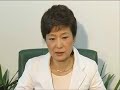 오늘 대통령과 회동한 내용에 대해 정리해 말씀 드리겠다. 전반적으로 국민들이 정부에 대한 신뢰가 떨어져 있는 상황에서 정부가 주도적으로 일을 밀고 나가기보다는 민심을 정확하게 파악하고 신뢰를 회복하는 것이 중요하다는 말씀을 드렸다. 그리고 쇠고기 문제와 관련해서는 쇠고기 문제를 어떻게 하실 것인가 그런 질문을 드렸다. 지금 쇠고기 협상과 관련해 국민들이 정부를 믿지 못하고 있고 이것은 국민의 소리를 잘 들어야 될 일이지 이것이 이념문제는 아니라고 말씀드렸다. 물론 쇠고기와 관련해 사실이 아닌 잘못된 이야기들도 많지만, 또 동시에 협상과정에 있어서 잘못된 부분도 많이 있는 것 아닌가. 그래서 국민이 납득할 수 있는 그런 대책이 필요하다고 말씀드렸다. 대통령께서 국민들이 납득할 만한 대책이 있다는데 공감하시고 그렇게 대책을 마련하겠다고 말씀하셨다. 복당 문제와 관련해서 대통령께 '전에 이 문제는 당이 알아서 할 문제라는 말을 하셨는데 대통령 개인 생각은 어떠신가'하는 질문을 했다. 거기에 대해 대통령께서 '개인적으로 복당에 대해 거부감은 없다. 그러나 이 문제는 당이 알아서 할 문제'라고 말씀했다. 그리고 '복당 문제를 결정하는데 있어서 공당이 공식적인 결정을 내리지 않는 것은 잘못'이라는 말씀을 했고, 또 이에 대해서 당이 공식 절차를 밟아야 되지 않느냐는 권고를 하겠다고 했다. '무한정 끌고 갈 수는 없는 것 아니냐'라고 했더니 대통령께서 '물론 전당대회까지 끌고 가서는 안된다'는 말씀을 하셨다. 그리고 작금의 여러 사태와 관련해서 이야기를 나눴는데 '대통령이 되면 민심과 동떨어진 보고를 받는다. 또 밑에서 일어나는 일을 잘 모르는 수가 있다. 민심의 소재를 정확하게 파악하고 또 잘못된 소통을 하지 않아야 한다. 소통이 중요한 것이 아니냐. 이를 어떻게 극복해 나가느냐 하는 것이 중요한 문제'라고 말씀드렸다.'예를 들면 특정지역, 친박연대 등에 대해 편파적으로 표적수사가 진행되고 있는데, 우연의 일치인지 모르지만 특정지역에 대해 진행되고 있다. 표적수사나 정권에서 야당을 탄압하는 것은 정권에도 도움이 되지 않는 것 아니냐' 하는 말 했다. '심지어는 친박수사와 관련 청와대가 검찰에 매일 전화를 넣는다는 말이 있다. 잘못된 것 아니냐'고 말씀드렸고, 대통령께서 '알아보고 잘못된 것이 있으면 바로 잡겠다'고 말씀하셨다.◇ 일문일답- 복당에 관련된 이야기에 만족하시나.