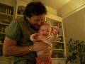 videos de Dad Tossing Stina in the Air