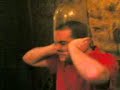 castillo hinchando un condón con la cabeza