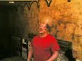 castillo hinchando un condón con la cabeza