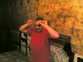 castillo hinchando un condón con la cabeza