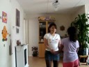 bailando,comiendo y bebiendo mostrando lo bella q es colombia