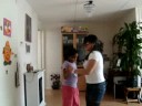 bailando,comiendo y bebiendo mostrando lo bella q es colombia
