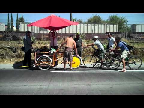 Ciclistas improvisaron una ciclovía pintándola en una avenida