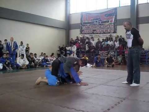 anderson - Nesse Video um antigo aluno meu de categoria Sênior faixa azul enfrenta um opoente da categoria adulto faixa Roxa não foi fácil mas não temeu perante a batal...