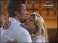 Diego e Siri conversam e dan�am no jardim
