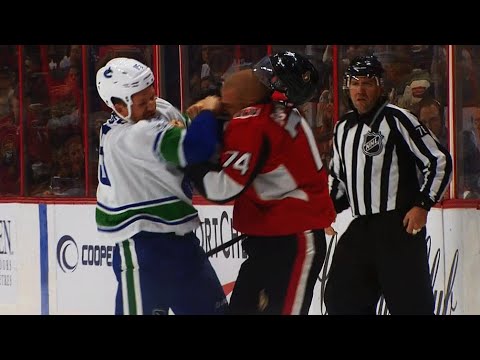 Video: Dorsett, Borowiecki drop gloves after questionable body checks