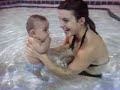 1ere piscine nanou et lara.3gp
