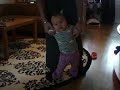 Isadora går med lite hjälp Isadora går med lite hjälp