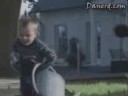 Comercial Da Mercedes Benz, fazendo jardinagem...