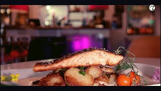 Hamburger Pannfisch vom Lachs mit Tahiti-Vanillesalz auf Bratkartoffeln und Dijonsenf Sauce Hamburger Pannfisch vom Lachs mit Tahiti-Vanillesalz auf Bratkartoffeln und Dijonsenf Sauce