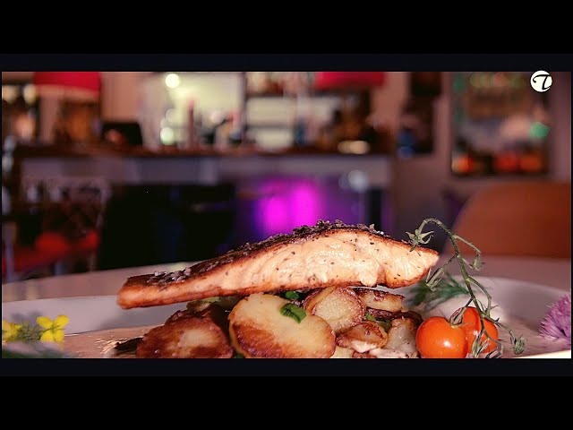 Hamburger Pannfisch vom Lachs mit Tahiti-Vanillesalz auf Bratkartoffeln und Dijonsenf Sauce