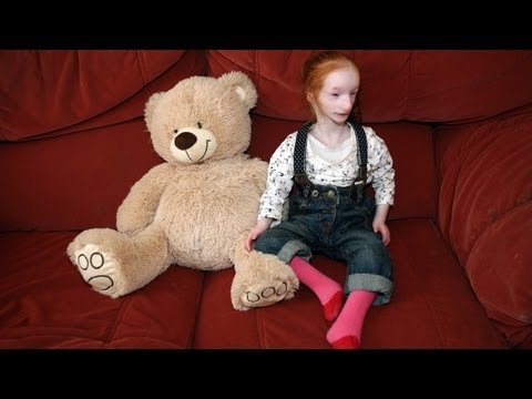 smallest - The Smallest Girl In The World SUBSCRIBE: http://bit.ly/Oc61Hj Five-year-old tiny girl Charlotte Garside, who is just 68cm tall and weighs less than nine pou...