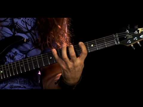 sweep - Esta vídeo-aula é voltada para os iniciantes ou para quem precisa rever os rudimentos básicos das técnicas e conceitos da guitarra. Kiko guia o espectador pe...