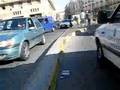 Che una bici passi tra due autobus