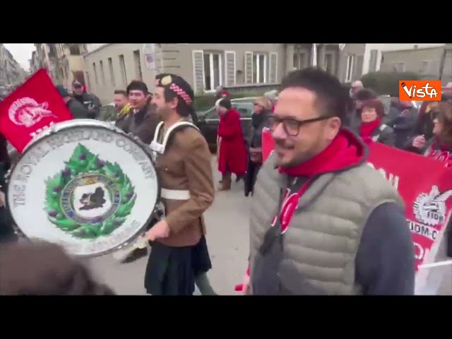 Kilt scozzesi e suono di cornamuse al corteo Cgil a Firenze per lo sciopero generale