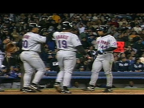 Video: 2000 WS Gm2: Payton clubs three-run blast off Rivera