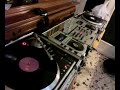 CDJ100 DJM300 NUMARK TT200 in bilico su mobile antico