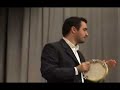 Canzoni napoletane a teatro durante uno show a Brescia