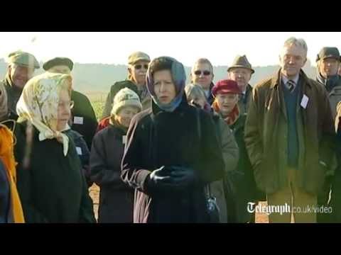 Diamond Jubilee: Queen Elizabeth II plants tree to mark Diamond Jubilee