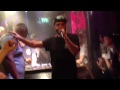 Feestdjruud draait gasopdielollie tijdens oudendenieuwste in de bitterzoet amsterdam.